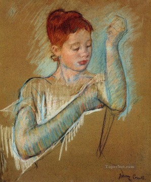 María Cassatt Painting - Los guantes largos madres hijos Mary Cassatt